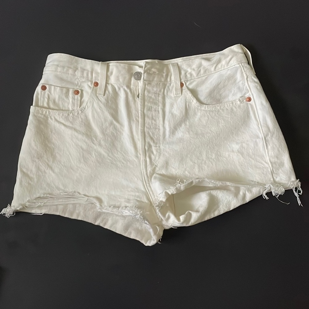 501 White cotton Levi’s shorts
